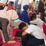 Para pelajar sedang menagis di pangkuan orangtuanya masing-masing, tanda penyesalan mereka yang begitu mendalam. foto: YUDI A/ HARIAN BANGSA