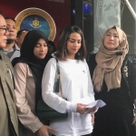 Vanessa Angel usai menjalani pemeriksaan di Mapolda Jatim karena terlibat prostiusi online, Minggu (6/1). 