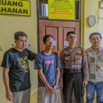 Petugas dari Polsek Wonorejo saat menangkap tersangka.