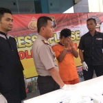 Pelaku bersama barang bukti beberapa handphone hasil curian dan sepeda motor yang digunakan melakukan aksi kejahatan saat diamankan di Mapolres Kediri.foto : Arif Kurniawan/BANGSAONLINE