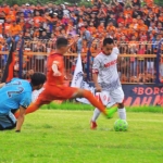 SANG MANTAN: Samsul Arif Munif (putih) saat menggiring bola dalam laga uji coba dengan mantan klubnya beberapa musim lalu, Persibo. Samsul adalah pemain asli kelahiran Bojonegoro. 
