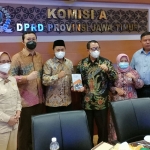 Komisi A DPRD Jatim foto bersama Bawaslu Jatim usai rapat membahas kesiapan anggaran pengawasan Pilgub Jatim 2024. foto: ist.