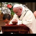 Paus Fransiskus saat pimpin misa malam Natal. foto: merdeka.com