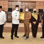 Bupati Lamongan Yuhronur dan Ketua DPRD  Abdul Ghofur, saat foto bersama.