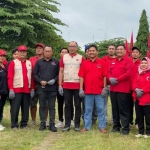 Mujid Riduan bersama pengurus DPC PDIP Gresik saat tanam pohon di lahan kosong sekitar kantor DPUTR. Foto: Ist