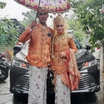 Di bawah rintik rintik hujan, nampak kedua mempelai pengantin, Rizky dan Widya sedang berpose di depan mobil mewah ASC Foundation.