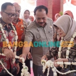 Sekdakab Nganjuk, Nur Solekan, didampingi Ketua DPRD Nganjuk, Tatit Heru Tjahjono, saat menggunting pita sebagai tanda peresmian Gedung Perpustakaan Nganjuk. Foto: BAMBANG DWI JULIANTO/BANGSAONLINE