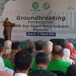 Menteri Ketenagakerjaan, Ida Fauziyah, saat memberi sambutan dalam groundbreaking pembangunan SMK Asy-Syarif Mitra Industri di Mojokerto.