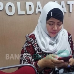 Titik Purnomosasi (52), istri Kadishub Bojonegoro, saat melapor ke Polda Jatim. foto: ANATASIA/ BANGSAONLINE