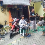 Sulton Nawawi, berkaos oblong hitam saat ngamen bersama gropnya dari kampung ke kampung. foto: NANANG FACHRUROZI/ BANGSAONLINE