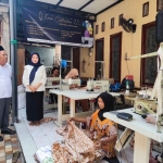 Wakil Bupati Jombang, Salmanudin Yazid, saat sidak ke salah satu penjahit.