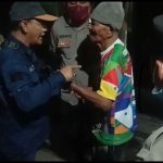 Kakek Kastari (kaus pelangi) saat hendak diamankan oleh petugas.
