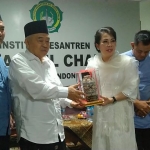 Wali Kota Singkawang Tjhai Chui Mie memberikan cenderamata kepada Prof Dr KH Asep Saifuddin Chalim di Guest House Institut KH Abdul Chalim Pacet Mojokerto Jawa Timur, Senin 8 Juni 2022. Foto: MMA/ BANGSAONLINE.com