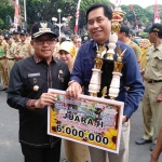 Dirut PDAM Tugu Tirta Kota Malang M Muhlas saat menerima piala juara dari Wali Kota Malang Sutiaji di momen Agustusan di Balai Kota Malang, beberapa hari lalu. foto: IWAN/ BANGSAONLINE