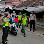 Operasi yustisi yang menyasar pasar tradisional di Kota Blitar . (foto: ist)