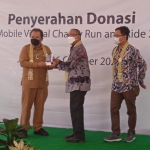 Bupati Jember Hendy Siswanto (kiri) menerima donasi secara simbolis dari Senior Manager Keuangan UPT PLN Jatim Ericson Saragi Sidabutar.