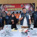 Konferensi pers terkait ungkap kasus peredaran bahan peledak secara ilegal di Mapolresta Sidoarjo.