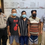 Ketiga pelaku judi dadu diapit petugas diamankan ke Mapolres Kediri. foto: ist.