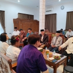 Wakil Ketua FKUB Kota Kediri, Pdt. Dr. Timotius Kabul, M.A.(pegang mik) saat memberi sambutan didampingi Ketua Ponpes Wali Barokah, KH. Sunarto.  (Ist). 
