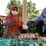 Petugas saat melakukan rapid test terhadap bahan pangan. foto: ist.