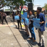 Sejumlah warga saat menggelar aksi di depan kantor DPRD Pamekasan.