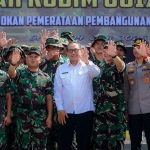 Sekda Gresik Achmad Washil Miftahul Rachman bersama Danlantamal V Kolonel Laut (P) Heru Kristiono saat penutupan TMMD ke-124 Tahun 2025. Foto: Ist.