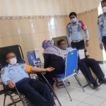 Petugas Lapas Kelas IIB Jombang saat donor darah. foto: AAN AMRULLOH/ BANGSAONLINE