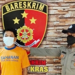 Tersangka Imam Buchori (kiri) saat diamankan di Polsek Kras, Polres Kediri. foto: ist.