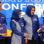 Presiden Direktur XL Axiata, Dian Siswarini (kedua kiri), Group Head Corporate Communication XL Axiata, Tri Wahyuningsih (kedua kanan) bersama siswa-siswi XL Future Leaders dalam acara Kelulusan XL Future Leaders angkatan ke-6 dan National Conference XL Future 2019.