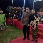 Kasdim 0801 Pacitan Mayor Tomi bersama Kidalang Tondo Darsono. (foto: ist)