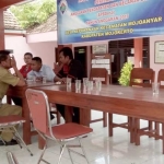 Perangkat Desa Kepuhanyar bersama warga menyoal keberadaan perumahan baru tanpa IMB. foto: YUDI EP/ BANGSAONLINE