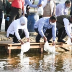 Gubernur Jawa Timur  Khofifah Indar Parawansa bersama Menteri Kelautan dan Perikanan Edhy Prabowo saat menebar benih Ikan Kerapu di Lamongan, Rabu (8/7/) sore. foto: ist/ bangsaonline.com