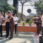 Kejari Bangil ketika memusnahkan ribuan barang bukti tindak pidana umum yang telah berkekuatan hukum tetap.