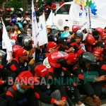 Karyawan PT. Smelting saat demo di DPRD Gresik, beberapa waktu lalu. foto: SYUHUD/ BANGSAONLINE