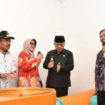 Bupati Malang, Drs. H. M. Sanusi, M.M. saat meresmikan Museum Bambu dan PLTMH di Wisata Andeman Boonpring, Desa Sanankerto, Kecamatan Turen Kabupaten Malang.