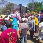 Warga Desa Bulusari, Kecamatan Gempol-Pasuruan saat meluruk Kantor Kejaksaan Negeri (Kejari) Kabupaten Pasuruan, Selasa (16/06).