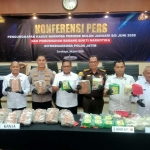 Konferensi pers pengungkapan kasus narkoba di Jawa Timur.