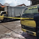 Dua truk yang diduga dibakar oleh seseorang tak dikenal.