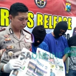 Kapolres Bojonegoro menunjukkan dua wartawan abal-abal dan barang bukti berupa uang serta koran mingguan yang diterbitkan pelaku. foto: EKY NURHADI/ BANGSAONLINE