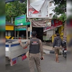 Petugas URC Satpol PP dan Bawaslu Gresik saat menertibkan APK pemilu. Foto: Ist.