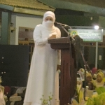 Gubernur Jawa Timur Khofifah Indar Parawansa saat memberi sambutan di acara Haflah Ikhtitamiddurus dan Alfiyyah Ibn Malik di Pondok Pesantren Al Falah, Kabupaten Kediri, Senin (7/3/22) malam. foto: MUJI HARJITA/ BANGSAONLINE