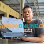 Peneliti Utama The Republik Institut, Sufyanto, ketika menunjukkan hasil survei untuk Pilkada 2024 di Gresik. Foto: SYUHUD/BANGSAONLINE