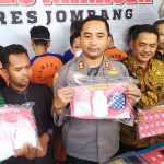 Kapolres Jombang AKBP Moh Nurhidayat dan Wakil Bupati Sumbrambah saat menunjukkan barang bukti narkoba. Foto: AAN AMRULLOH/ BANGSAONLINE