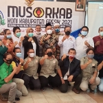 Bupati Gus Yani bersama para peserta Musorkab KONI Gresik 2021. (foto: SYUHUD/ BANGSAONLINE)