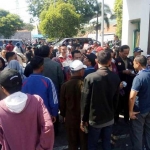 Warga pelanggar lalu lintas memenuhi loket pengambilan tilang di Kantor Kejari Sidoarjo. 