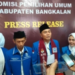 Ketua DPC PAN Bangkalan, Moch. Aziz bersama kadernya saat mendaftarkan 50 Bacalegnya ke Kantor KPU setempat, Jumat (12/5/2023).