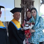 Ketua TP PKK Trenggalek, Novita Hardini, saat mewisuda peserta sekolah lansia tangguh atau Selantang.
