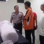 Petugas memeriksa jenazah penjahat yang ditembak mati di tempat, karena meresahkan masyarakat. 