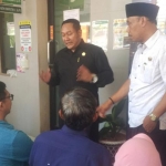 Ketua Komisi IV DPRD Trenggalek Mugianto (baju hitam) dan M. Hadi (baju putih) saat dialog langsung dengan pasien di RSUD Trenggalek. foto: HERMAN/ BANGSAONLINE