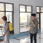 Indra Bustomi bersama timnya saat melakukan penyemprotan disinfektan ke rumah warga dan tempat ibadah.